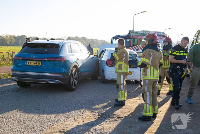 Onderzoek naar oorzaak botsing tussen twee auto's