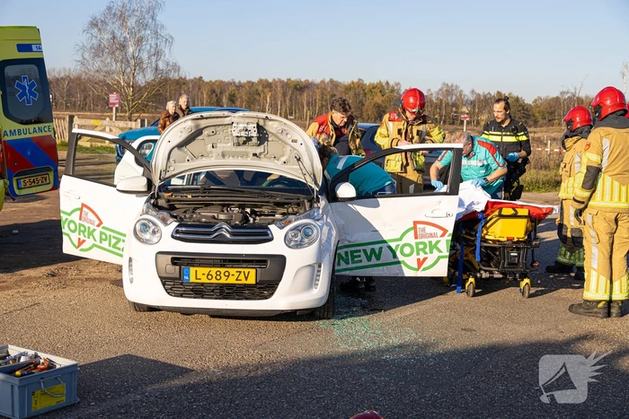 Onderzoek naar oorzaak botsing tussen twee auto's