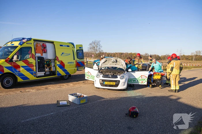 Onderzoek naar oorzaak botsing tussen twee auto's