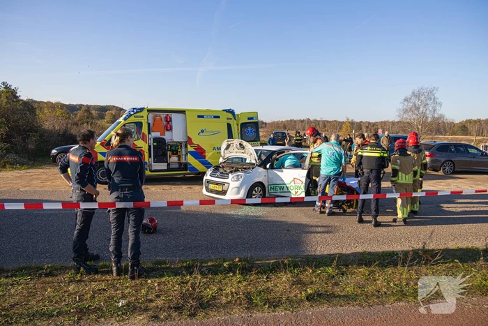 Onderzoek naar oorzaak botsing tussen twee auto's
