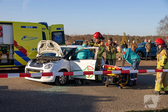 Onderzoek naar oorzaak botsing tussen twee auto's
