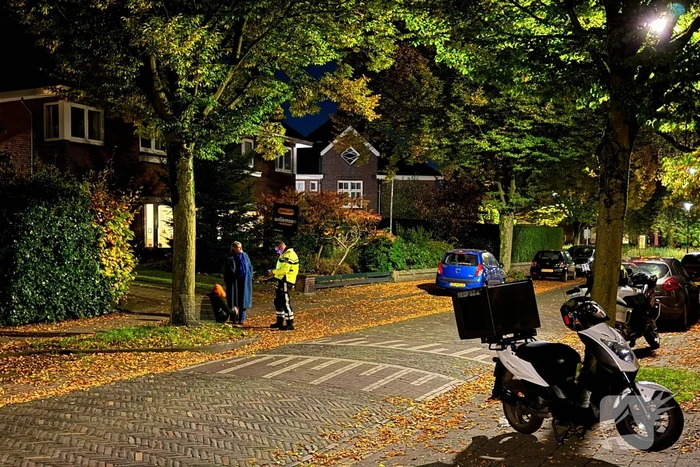 Scooter bezorger gaat hard onderuit