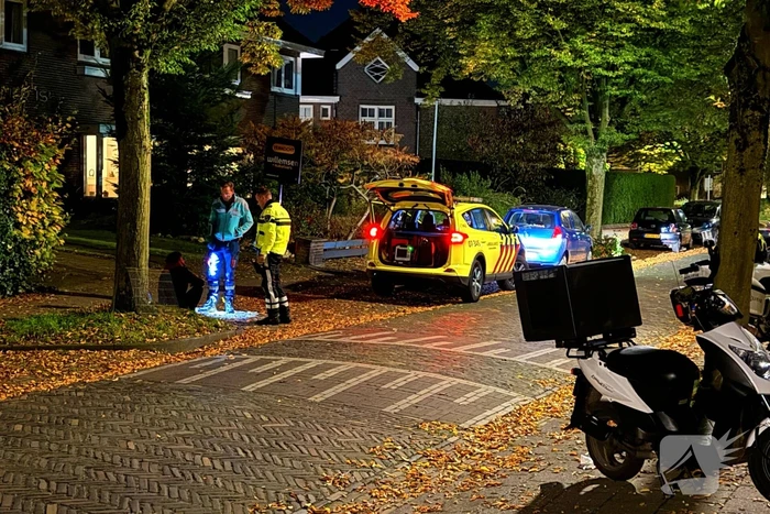 Scooter bezorger gaat hard onderuit