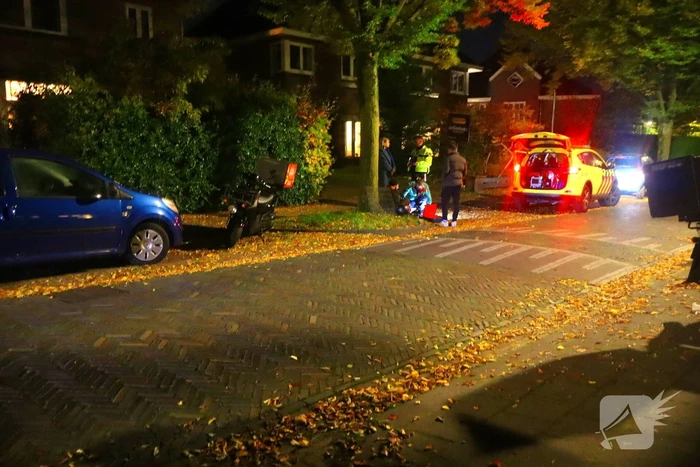 Scooter bezorger gaat hard onderuit