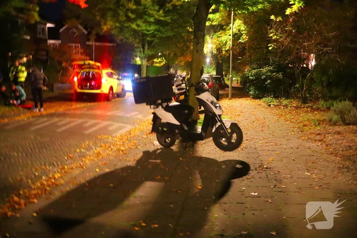 Scooter bezorger gaat hard onderuit