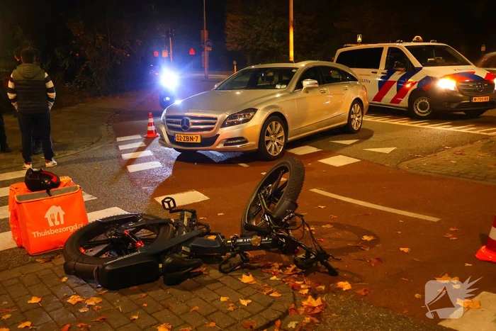 Fatbike bezorger en automobilist met elkaar in botsing