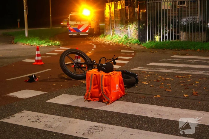 Fatbike bezorger en automobilist met elkaar in botsing