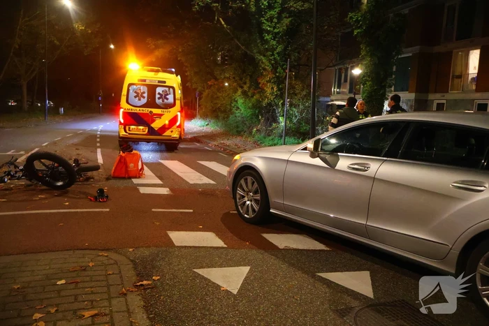 Fatbike bezorger en automobilist met elkaar in botsing