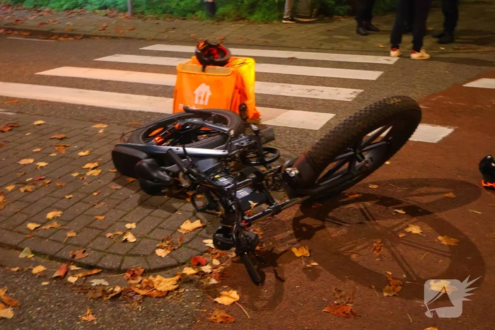 Fatbike bezorger en automobilist met elkaar in botsing