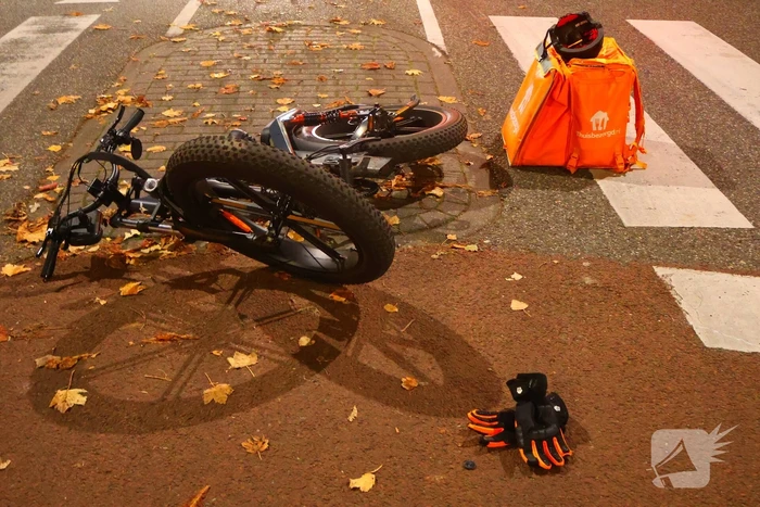Fatbike bezorger en automobilist met elkaar in botsing