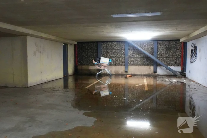Brandend restafval in parkeergarage zorgt voor rookontwikkeling