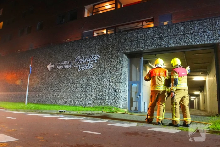 Brandend restafval in parkeergarage zorgt voor rookontwikkeling