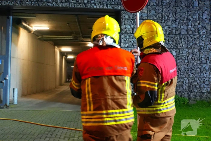 Brandend restafval in parkeergarage zorgt voor rookontwikkeling