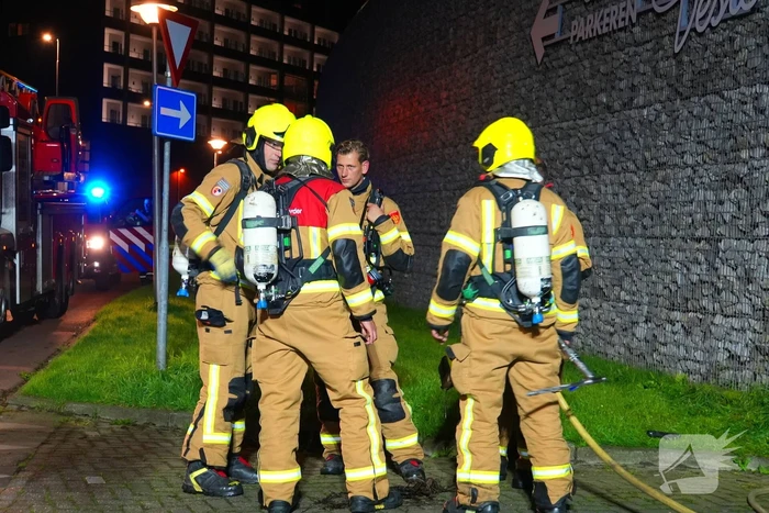 Brandend restafval in parkeergarage zorgt voor rookontwikkeling