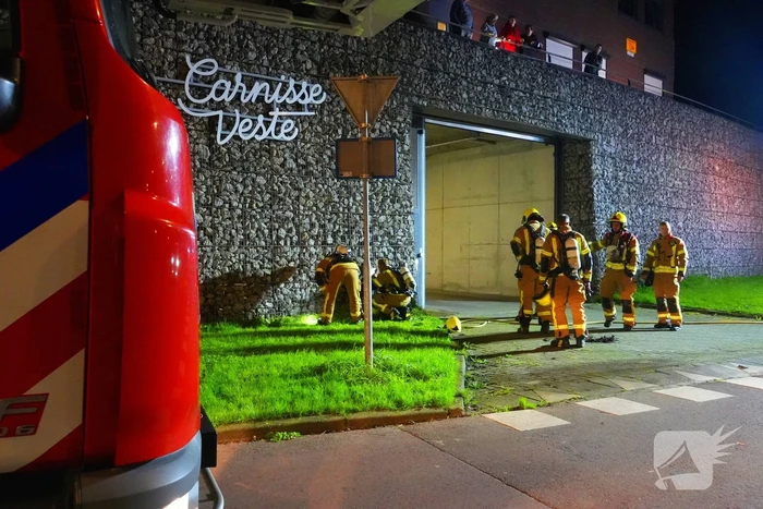 Brandend restafval in parkeergarage zorgt voor rookontwikkeling