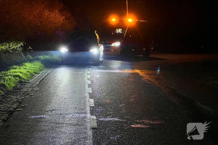 Automobilist mist bocht en belandt in sloot