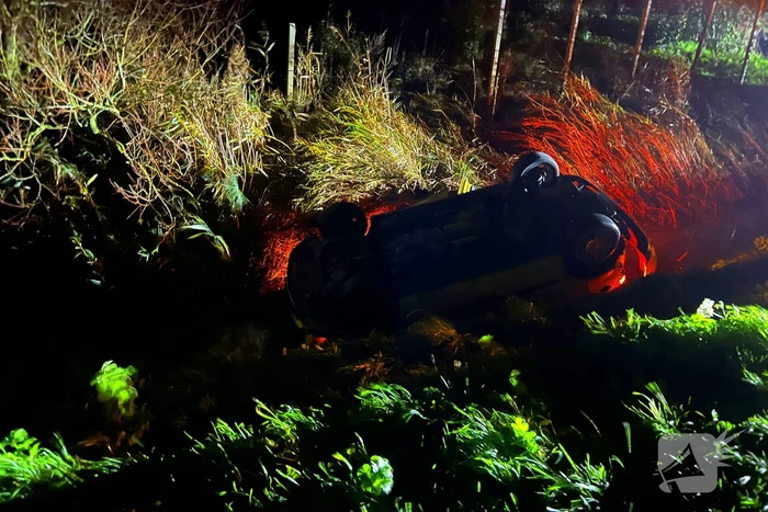 Automobilist mist bocht en belandt in sloot