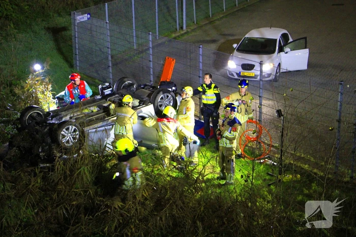 Auto rijdt van talud en belandt op de kop, inzittende gereanimeerd