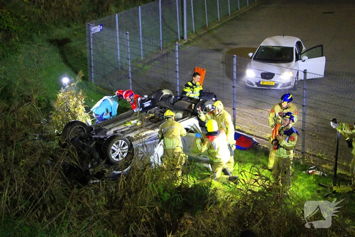 Auto rijdt van talud en belandt op de kop, inzittende gereanimeerd