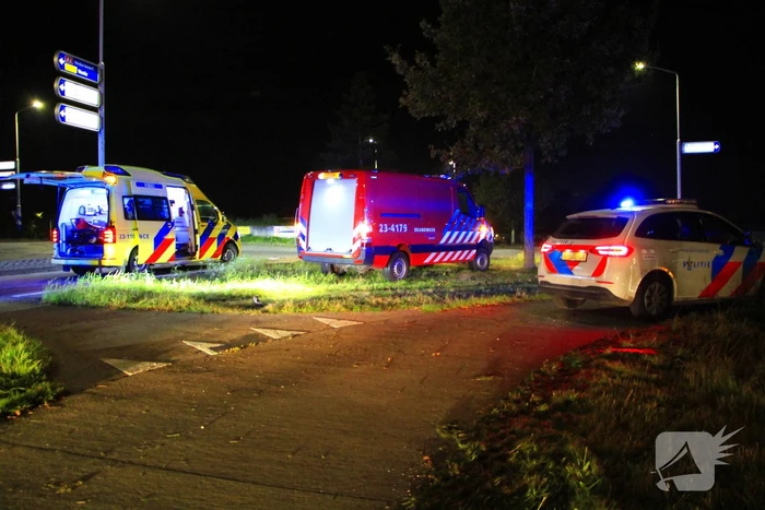 Auto rijdt van talud en belandt op de kop, inzittende gereanimeerd