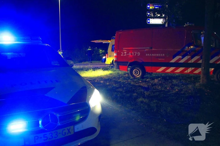 Auto rijdt van talud en belandt op de kop, inzittende gereanimeerd