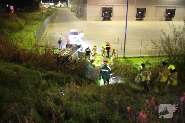 Auto rijdt van talud en belandt op de kop, inzittende gereanimeerd