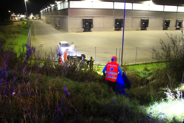Auto rijdt van talud en belandt op de kop, inzittende gereanimeerd