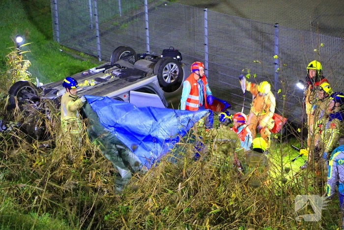 Auto rijdt van talud en belandt op de kop, inzittende gereanimeerd