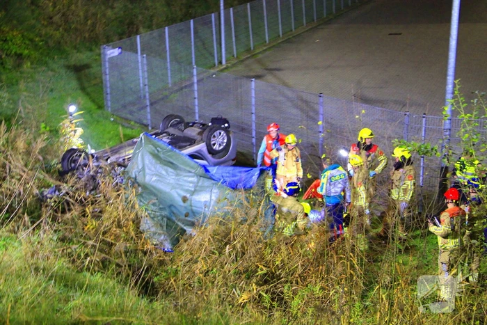 Auto rijdt van talud en belandt op de kop, inzittende gereanimeerd