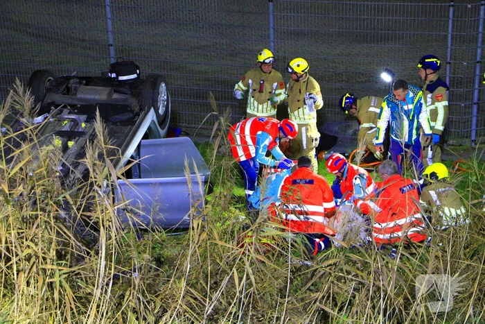 Auto rijdt van talud en belandt op de kop, inzittende gereanimeerd
