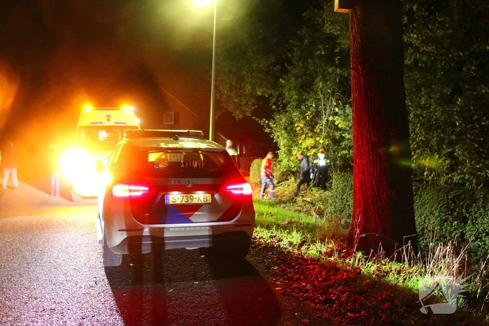 Auto komt op zijkant in tuin terecht, bestuurder aangehouden