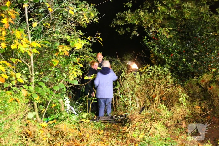 Auto komt op zijkant in tuin terecht, bestuurder aangehouden