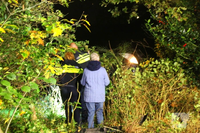 Auto komt op zijkant in tuin terecht, bestuurder aangehouden