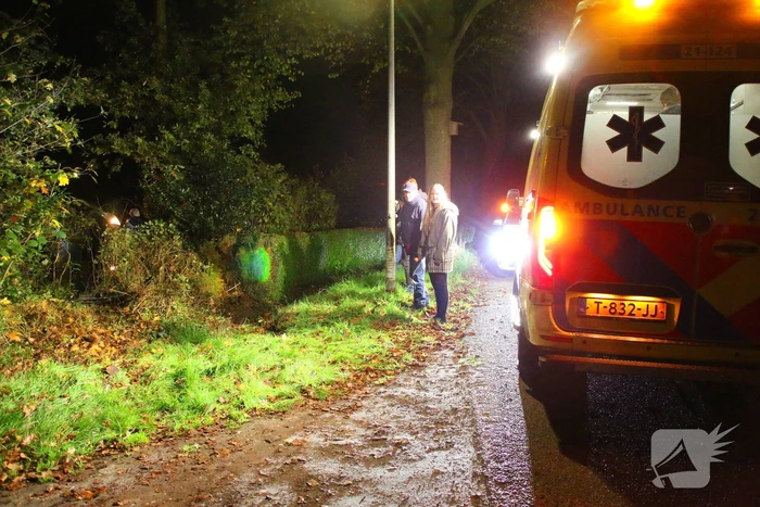 Auto komt op zijkant in tuin terecht, bestuurder aangehouden
