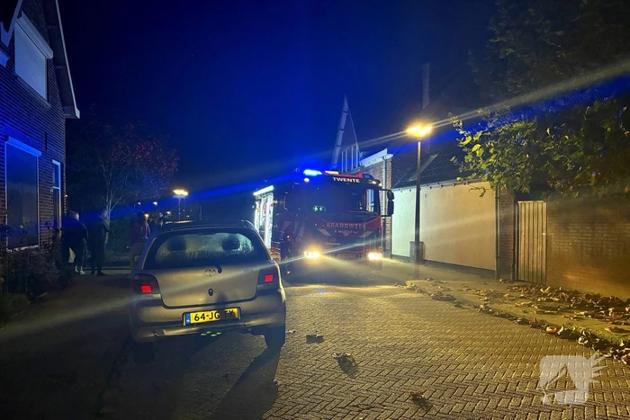 Brand achter woning door kortsluiting