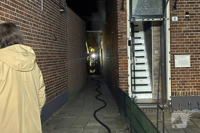 Brand achter woning door kortsluiting