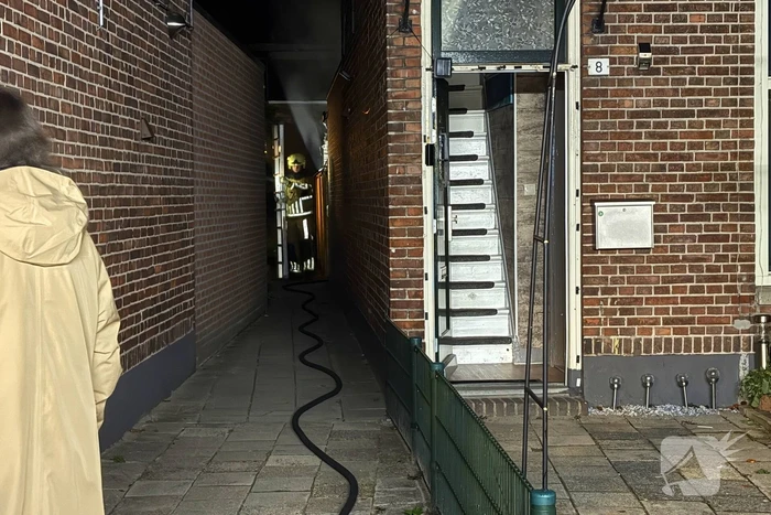 Brand achter woning door kortsluiting