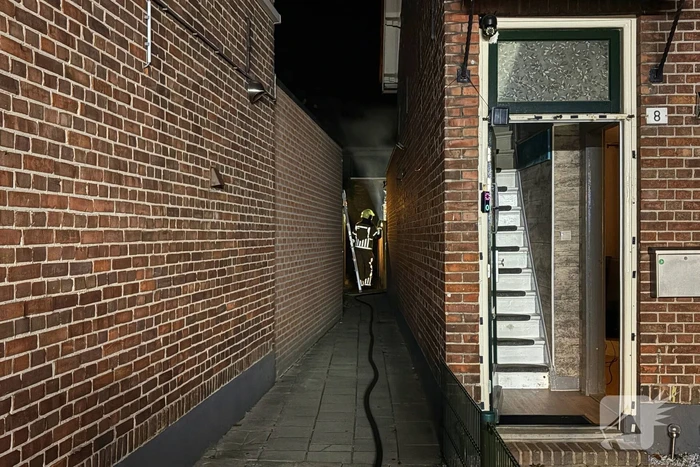 Brand achter woning door kortsluiting