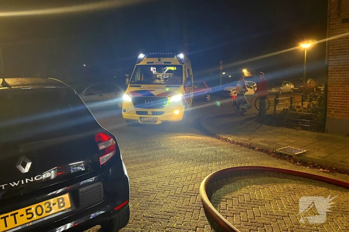 Brand achter woning door kortsluiting