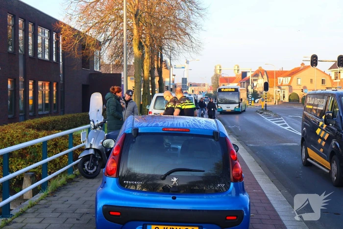 Scooterrijder gewond bij botsing met personenauto