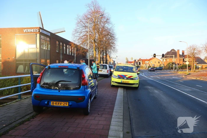 Scooterrijder gewond bij botsing met personenauto