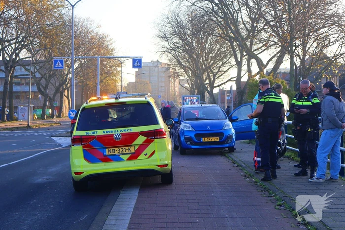 Scooterrijder gewond bij botsing met personenauto
