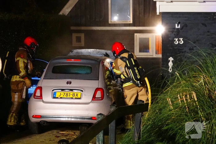 Geparkeerde auto vliegt spontaan in brand