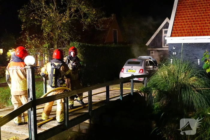 Geparkeerde auto vliegt spontaan in brand