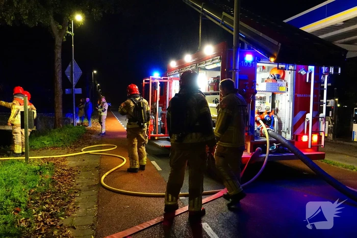 Geparkeerde auto vliegt spontaan in brand