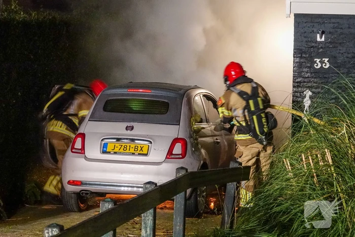 Geparkeerde auto vliegt spontaan in brand
