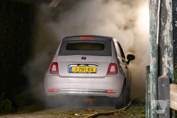 Geparkeerde auto vliegt spontaan in brand
