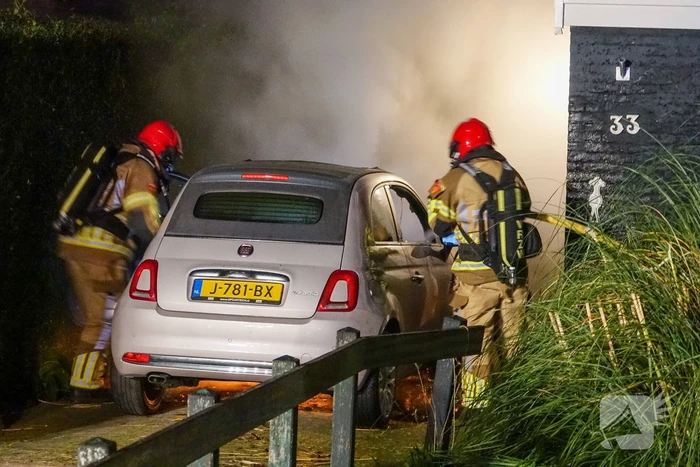 Geparkeerde auto vliegt spontaan in brand