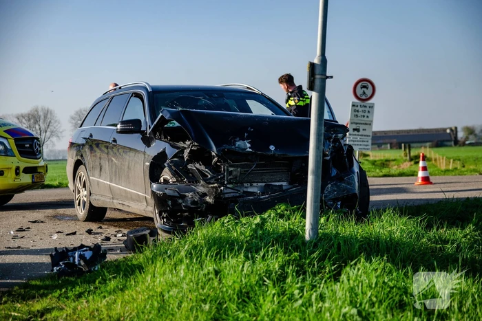 Auto belandt in sloot na frontale botsing op kruising