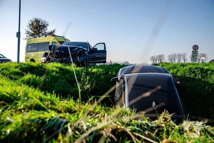 Auto belandt in sloot na frontale botsing op kruising